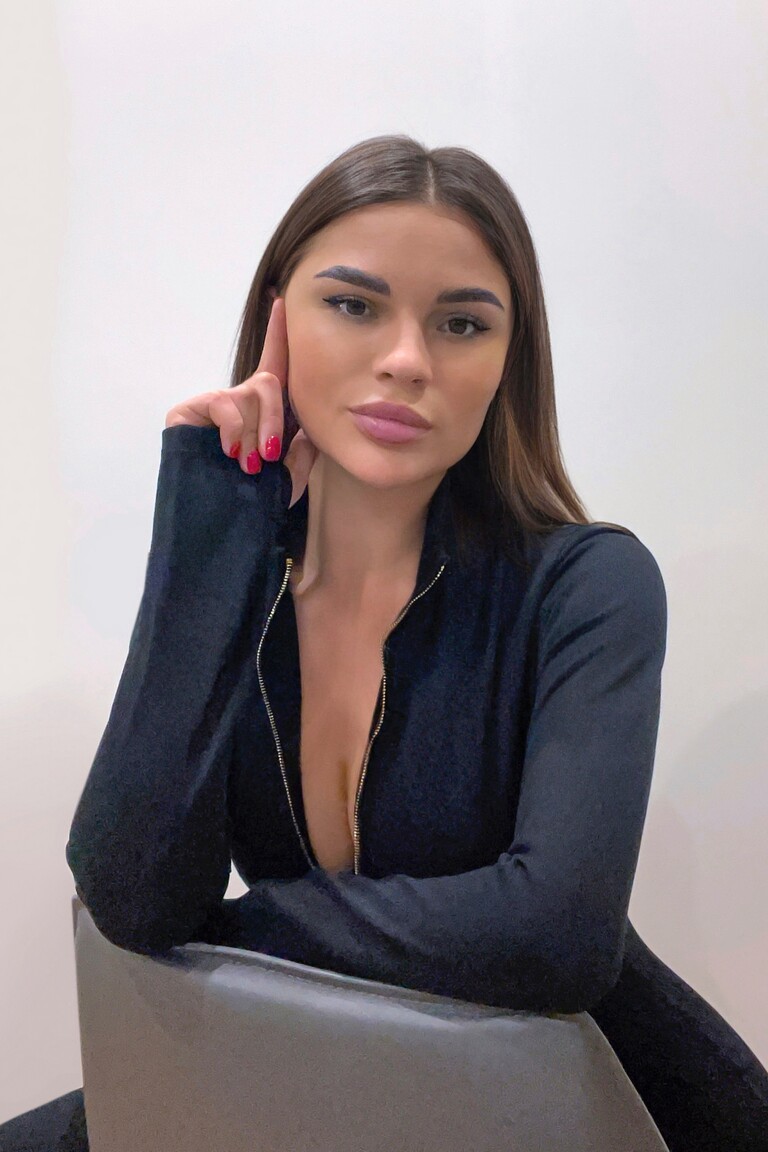 Alyona rencontre femme grande taille